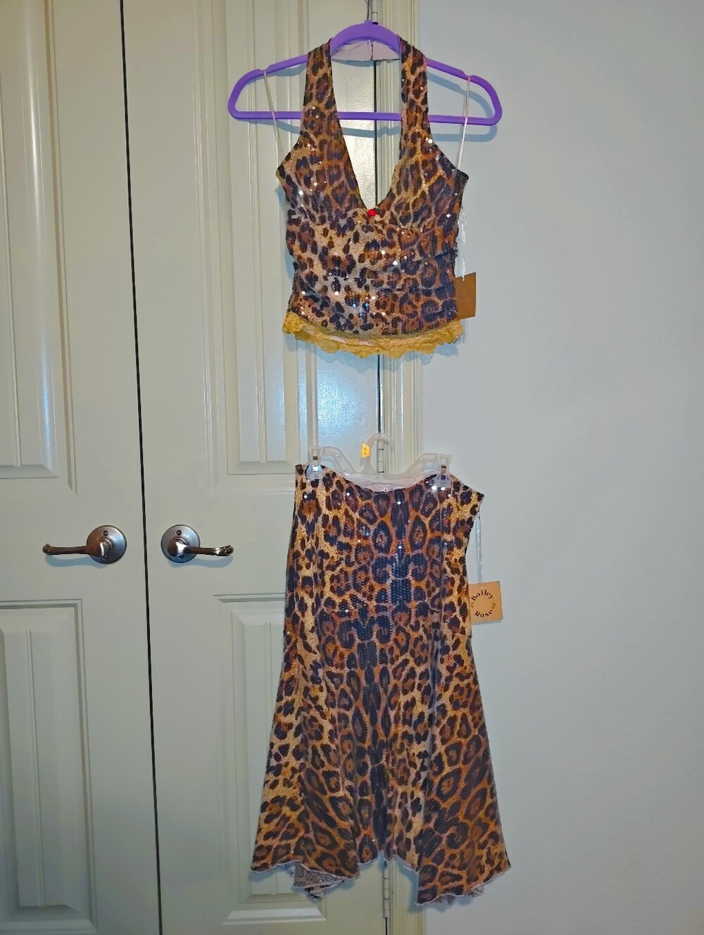 NWT Bailey Rose 🌹Leopard Sequin 2pc Set Halter Top Skirt Sz M Stretch Festival